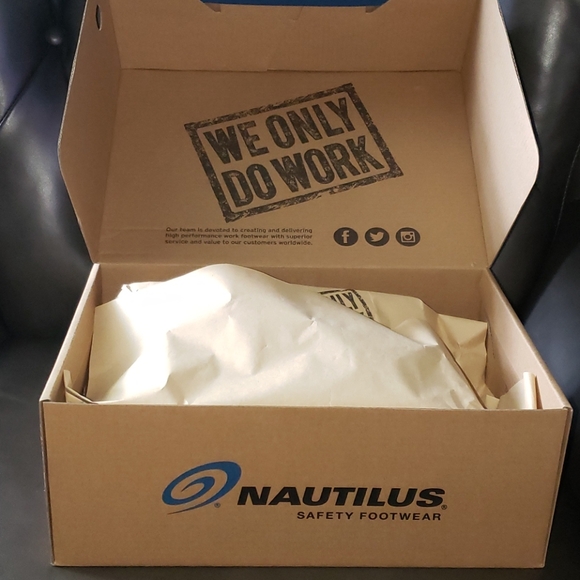 Nautilus Safety Footwear Women's Size 4 Wide - Picture 5 of 6